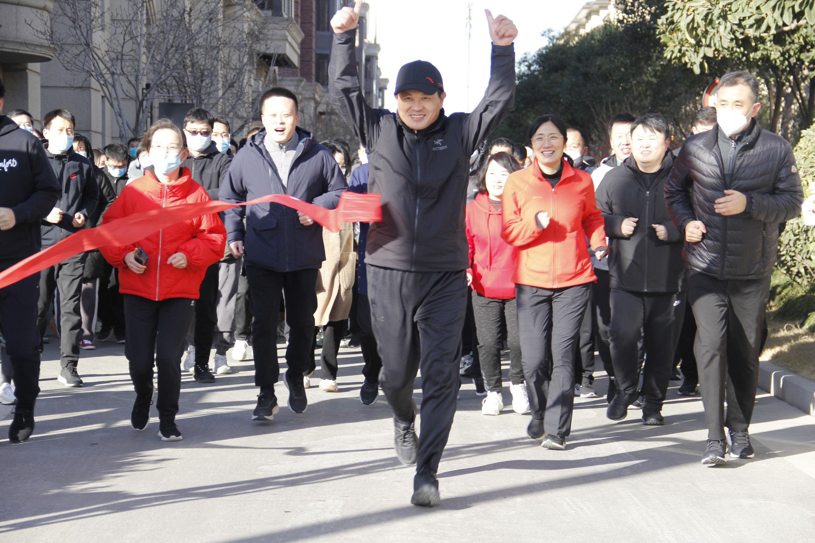 董事長(zhǎng)領(lǐng)跑.jpg 董事長(zhǎng)領(lǐng)跑.jpg